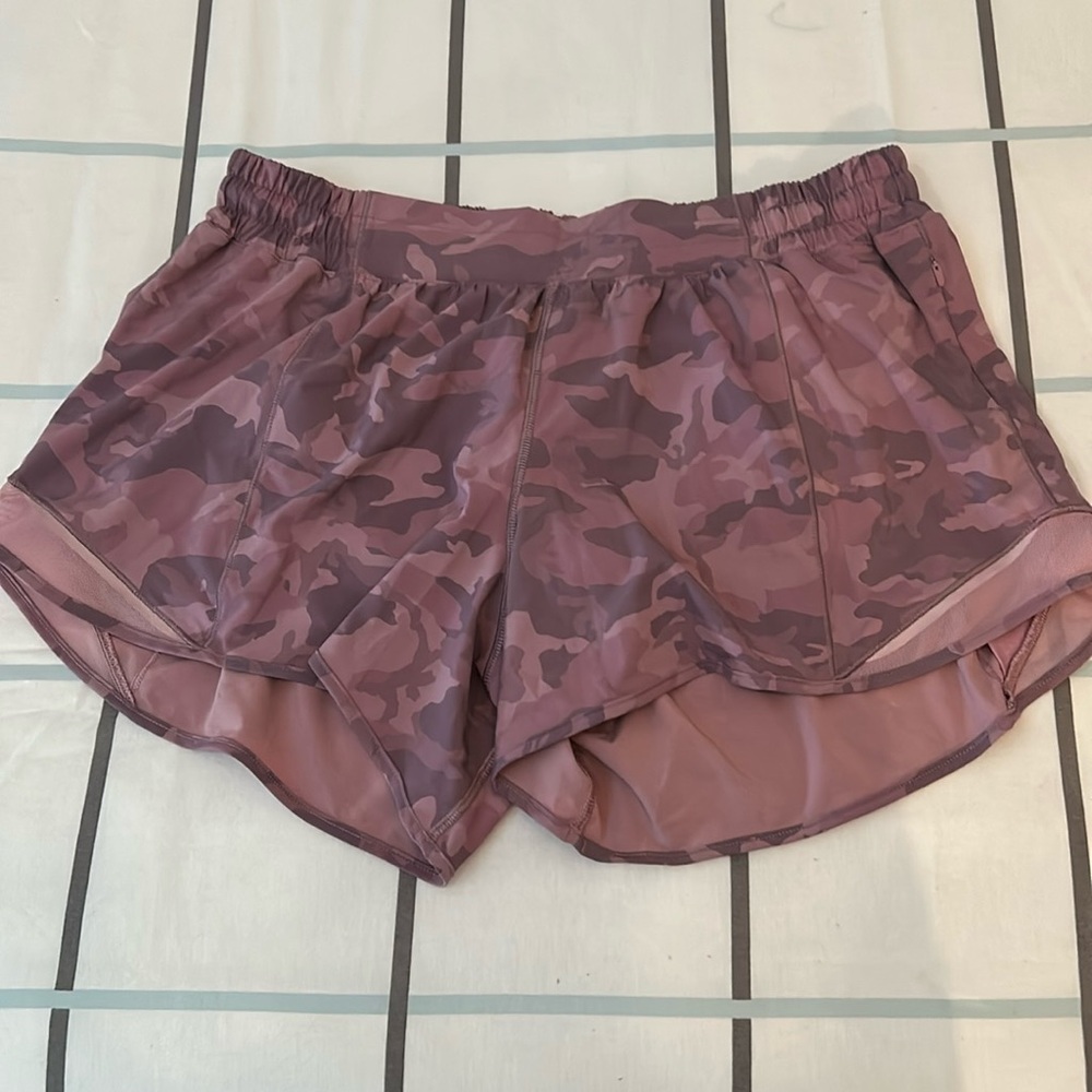 Lululemon Hotty Hot shorts pink camo - 12 Tall